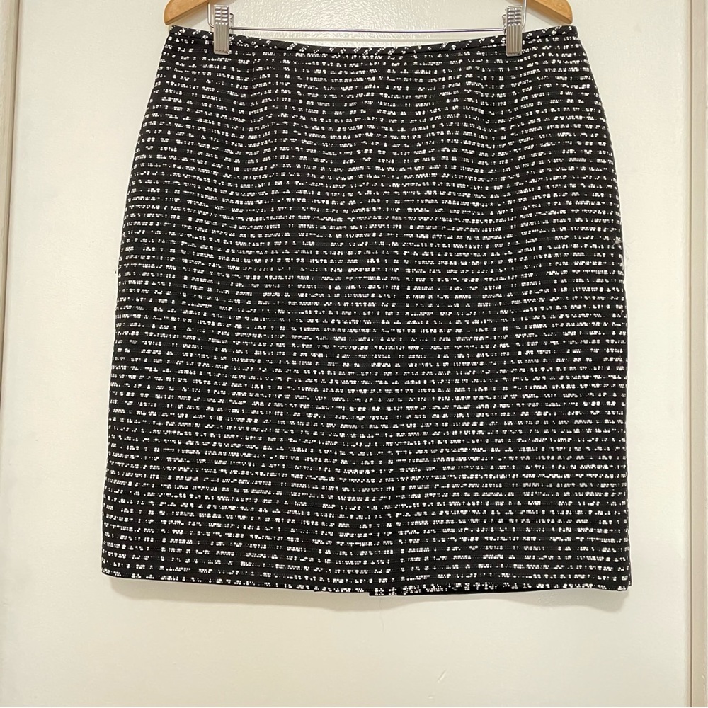 TAHARI  Black/White Woman’s Skirt Size 14